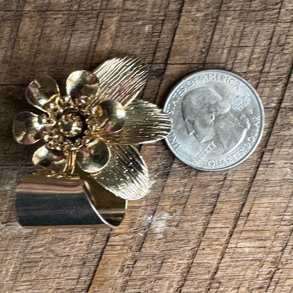 Vintage Gold-Tone Floral Clip-On Earrings - Picture 4 of 7